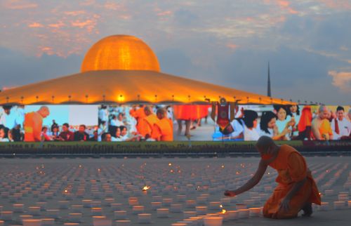 ภาพ No.29141:วันวิสาขบูชา จุดวิสาขประทีปถวายเป็นพุทธบูชา แปรอักษรเป็นภาพพระสัมมาสัมพุทธเจ้า ประสูติ ตรัสรู้ ปรินิพพาน