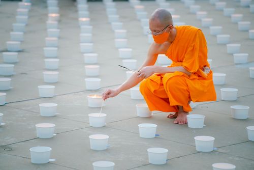 ภาพ No.29211:วันวิสาขบูชา จุดวิสาขประทีปถวายเป็นพุทธบูชา แปรอักษรเป็นภาพพระสัมมาสัมพุทธเจ้า ประสูติ ตรัสรู้ ปรินิพพาน