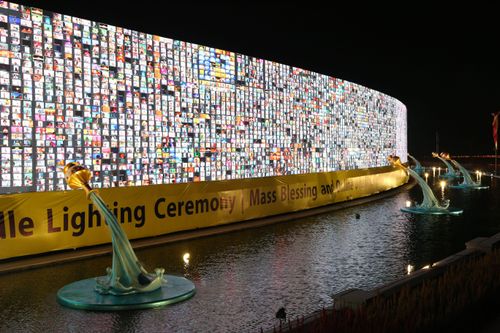 ภาพ No.29245:วันวิสาขบูชา จุดวิสาขประทีปถวายเป็นพุทธบูชา แปรอักษรเป็นภาพพระสัมมาสัมพุทธเจ้า ประสูติ ตรัสรู้ ปรินิพพาน