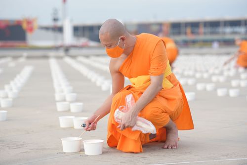 ภาพ No.29256:วันวิสาขบูชา จุดวิสาขประทีปถวายเป็นพุทธบูชา แปรอักษรเป็นภาพพระสัมมาสัมพุทธเจ้า ประสูติ ตรัสรู้ ปรินิพพาน