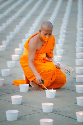 ภาพ No.29213:วันวิสาขบูชา จุดวิสาขประทีปถวายเป็นพุทธบูชา แปรอักษรเป็นภาพพระสัมมาสัมพุทธเจ้า ประสูติ ตรัสรู้ ปรินิพพาน