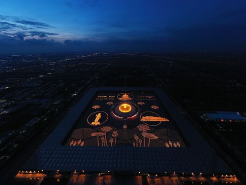 ภาพ No.29191:วันวิสาขบูชา จุดวิสาขประทีปถวายเป็นพุทธบูชา แปรอักษรเป็นภาพพระสัมมาสัมพุทธเจ้า ประสูติ ตรัสรู้ ปรินิพพาน