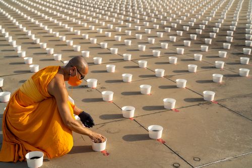 ภาพ No.29244:วันวิสาขบูชา จุดวิสาขประทีปถวายเป็นพุทธบูชา แปรอักษรเป็นภาพพระสัมมาสัมพุทธเจ้า ประสูติ ตรัสรู้ ปรินิพพาน