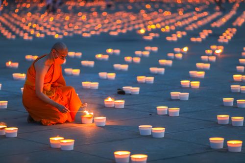 ภาพ No.29252:วันวิสาขบูชา จุดวิสาขประทีปถวายเป็นพุทธบูชา แปรอักษรเป็นภาพพระสัมมาสัมพุทธเจ้า ประสูติ ตรัสรู้ ปรินิพพาน