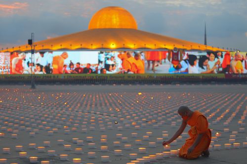 ภาพ No.29139:วันวิสาขบูชา จุดวิสาขประทีปถวายเป็นพุทธบูชา แปรอักษรเป็นภาพพระสัมมาสัมพุทธเจ้า ประสูติ ตรัสรู้ ปรินิพพาน