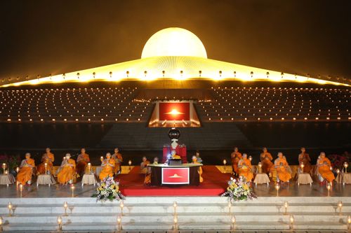 ภาพ No.29246:วันวิสาขบูชา จุดวิสาขประทีปถวายเป็นพุทธบูชา แปรอักษรเป็นภาพพระสัมมาสัมพุทธเจ้า ประสูติ ตรัสรู้ ปรินิพพาน