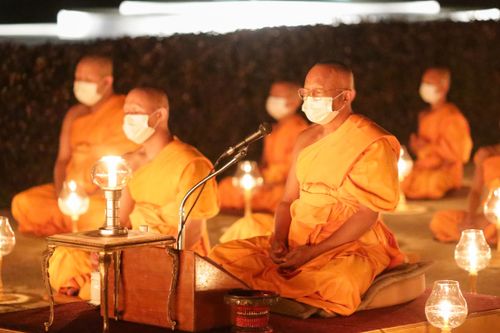 ภาพ No.37347:จุดวิสาขประทีปถวายเป็นพุทธบูชา  ณ ลานเจดีย์สวรรค์วัดบ้านขุน 