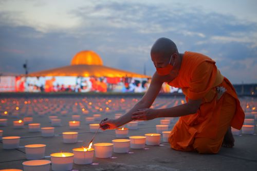 ภาพ No.29149:วันวิสาขบูชา จุดวิสาขประทีปถวายเป็นพุทธบูชา แปรอักษรเป็นภาพพระสัมมาสัมพุทธเจ้า ประสูติ ตรัสรู้ ปรินิพพาน