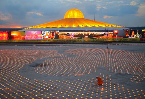 ภาพ No.29140:วันวิสาขบูชา จุดวิสาขประทีปถวายเป็นพุทธบูชา แปรอักษรเป็นภาพพระสัมมาสัมพุทธเจ้า ประสูติ ตรัสรู้ ปรินิพพาน