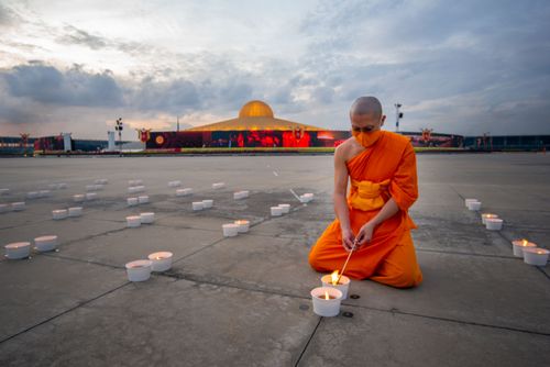 ภาพ No.29158:วันวิสาขบูชา จุดวิสาขประทีปถวายเป็นพุทธบูชา แปรอักษรเป็นภาพพระสัมมาสัมพุทธเจ้า ประสูติ ตรัสรู้ ปรินิพพาน