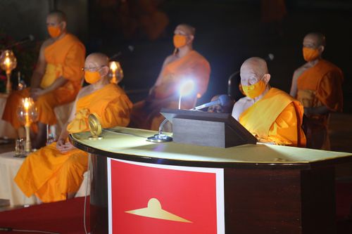 ภาพ No.29247:วันวิสาขบูชา จุดวิสาขประทีปถวายเป็นพุทธบูชา แปรอักษรเป็นภาพพระสัมมาสัมพุทธเจ้า ประสูติ ตรัสรู้ ปรินิพพาน