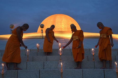 ภาพ No.29249:วันวิสาขบูชา จุดวิสาขประทีปถวายเป็นพุทธบูชา แปรอักษรเป็นภาพพระสัมมาสัมพุทธเจ้า ประสูติ ตรัสรู้ ปรินิพพาน