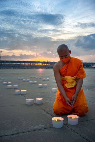 ภาพ No.29157:วันวิสาขบูชา จุดวิสาขประทีปถวายเป็นพุทธบูชา แปรอักษรเป็นภาพพระสัมมาสัมพุทธเจ้า ประสูติ ตรัสรู้ ปรินิพพาน