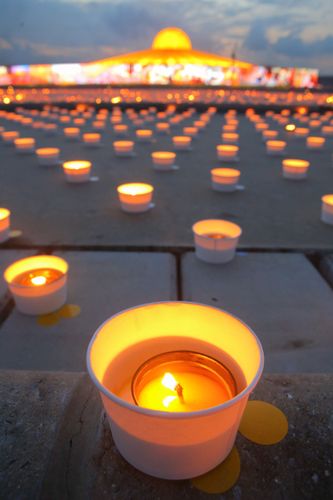 ภาพ No.29142:วันวิสาขบูชา จุดวิสาขประทีปถวายเป็นพุทธบูชา แปรอักษรเป็นภาพพระสัมมาสัมพุทธเจ้า ประสูติ ตรัสรู้ ปรินิพพาน