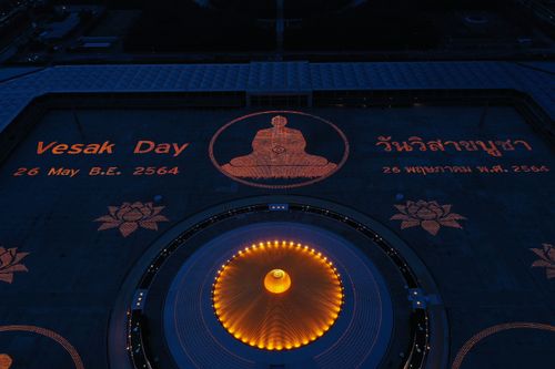 ภาพ No.29192:วันวิสาขบูชา จุดวิสาขประทีปถวายเป็นพุทธบูชา แปรอักษรเป็นภาพพระสัมมาสัมพุทธเจ้า ประสูติ ตรัสรู้ ปรินิพพาน