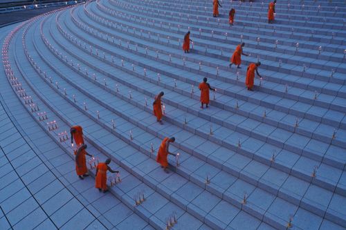 ภาพ No.29131:วันวิสาขบูชา จุดวิสาขประทีปถวายเป็นพุทธบูชา แปรอักษรเป็นภาพพระสัมมาสัมพุทธเจ้า ประสูติ ตรัสรู้ ปรินิพพาน