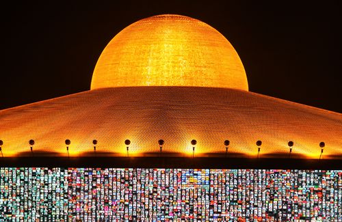 ภาพ No.29255:วันวิสาขบูชา จุดวิสาขประทีปถวายเป็นพุทธบูชา แปรอักษรเป็นภาพพระสัมมาสัมพุทธเจ้า ประสูติ ตรัสรู้ ปรินิพพาน