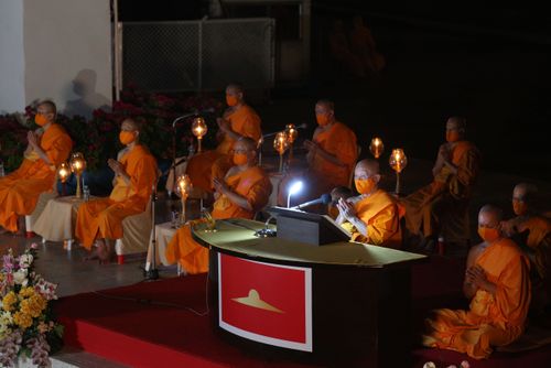 ภาพ No.29248:วันวิสาขบูชา จุดวิสาขประทีปถวายเป็นพุทธบูชา แปรอักษรเป็นภาพพระสัมมาสัมพุทธเจ้า ประสูติ ตรัสรู้ ปรินิพพาน