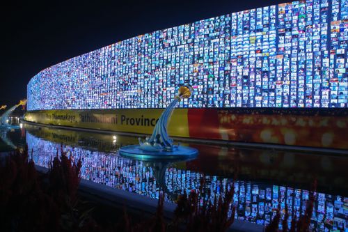 ภาพ No.29143:วันวิสาขบูชา จุดวิสาขประทีปถวายเป็นพุทธบูชา แปรอักษรเป็นภาพพระสัมมาสัมพุทธเจ้า ประสูติ ตรัสรู้ ปรินิพพาน