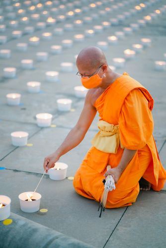 ภาพ No.29212:วันวิสาขบูชา จุดวิสาขประทีปถวายเป็นพุทธบูชา แปรอักษรเป็นภาพพระสัมมาสัมพุทธเจ้า ประสูติ ตรัสรู้ ปรินิพพาน