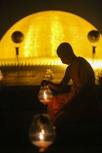 ภาพ No.29144:วันวิสาขบูชา จุดวิสาขประทีปถวายเป็นพุทธบูชา แปรอักษรเป็นภาพพระสัมมาสัมพุทธเจ้า ประสูติ ตรัสรู้ ปรินิพพาน