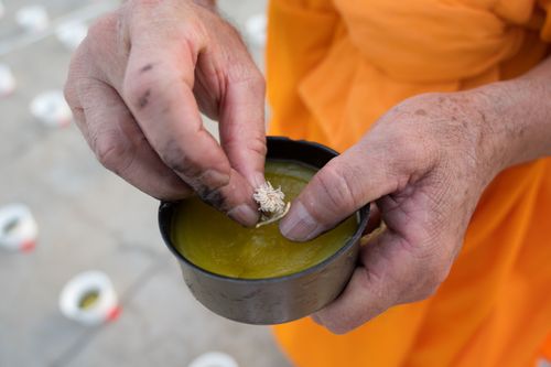 ภาพ No.29227:วันวิสาขบูชา จุดวิสาขประทีปถวายเป็นพุทธบูชา แปรอักษรเป็นภาพพระสัมมาสัมพุทธเจ้า ประสูติ ตรัสรู้ ปรินิพพาน