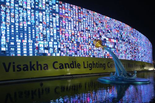 ภาพ No.29146:วันวิสาขบูชา จุดวิสาขประทีปถวายเป็นพุทธบูชา แปรอักษรเป็นภาพพระสัมมาสัมพุทธเจ้า ประสูติ ตรัสรู้ ปรินิพพาน