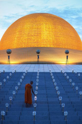 ภาพ No.29161:วันวิสาขบูชา จุดวิสาขประทีปถวายเป็นพุทธบูชา แปรอักษรเป็นภาพพระสัมมาสัมพุทธเจ้า ประสูติ ตรัสรู้ ปรินิพพาน