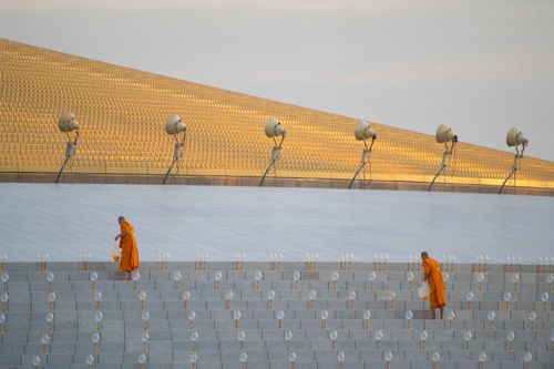 ภาพ No.29228:วันวิสาขบูชา จุดวิสาขประทีปถวายเป็นพุทธบูชา แปรอักษรเป็นภาพพระสัมมาสัมพุทธเจ้า ประสูติ ตรัสรู้ ปรินิพพาน