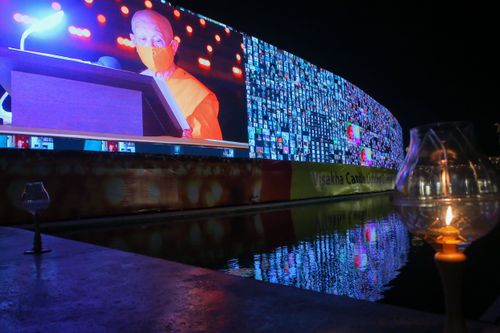 ภาพ No.29147:วันวิสาขบูชา จุดวิสาขประทีปถวายเป็นพุทธบูชา แปรอักษรเป็นภาพพระสัมมาสัมพุทธเจ้า ประสูติ ตรัสรู้ ปรินิพพาน