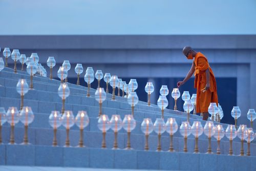 ภาพ No.29163:วันวิสาขบูชา จุดวิสาขประทีปถวายเป็นพุทธบูชา แปรอักษรเป็นภาพพระสัมมาสัมพุทธเจ้า ประสูติ ตรัสรู้ ปรินิพพาน