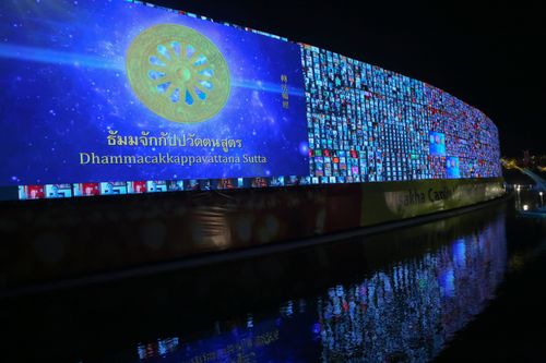 ภาพ No.29145:วันวิสาขบูชา จุดวิสาขประทีปถวายเป็นพุทธบูชา แปรอักษรเป็นภาพพระสัมมาสัมพุทธเจ้า ประสูติ ตรัสรู้ ปรินิพพาน