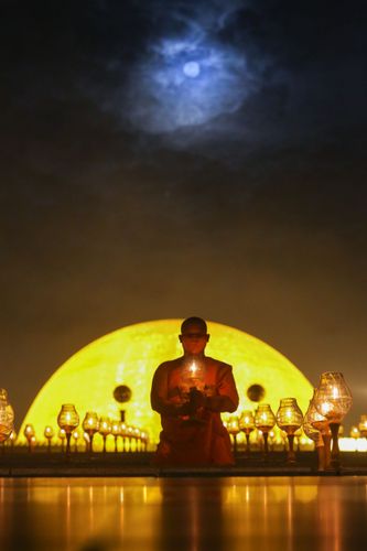 ภาพ No.29150:วันวิสาขบูชา จุดวิสาขประทีปถวายเป็นพุทธบูชา แปรอักษรเป็นภาพพระสัมมาสัมพุทธเจ้า ประสูติ ตรัสรู้ ปรินิพพาน