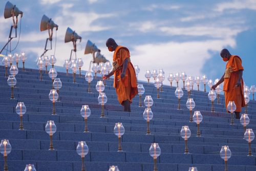 ภาพ No.29165:วันวิสาขบูชา จุดวิสาขประทีปถวายเป็นพุทธบูชา แปรอักษรเป็นภาพพระสัมมาสัมพุทธเจ้า ประสูติ ตรัสรู้ ปรินิพพาน