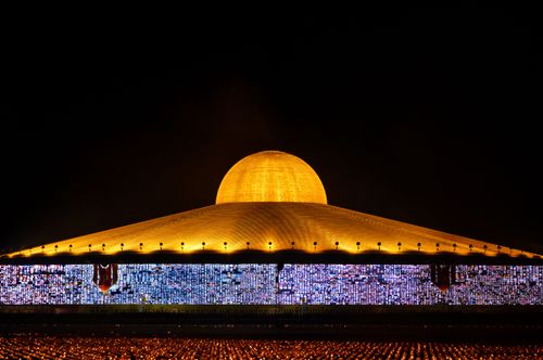 ภาพ No.29263:วันวิสาขบูชา จุดวิสาขประทีปถวายเป็นพุทธบูชา แปรอักษรเป็นภาพพระสัมมาสัมพุทธเจ้า ประสูติ ตรัสรู้ ปรินิพพาน