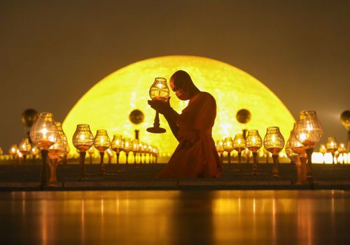 ภาพ No.29148:วันวิสาขบูชา จุดวิสาขประทีปถวายเป็นพุทธบูชา แปรอักษรเป็นภาพพระสัมมาสัมพุทธเจ้า ประสูติ ตรัสรู้ ปรินิพพาน