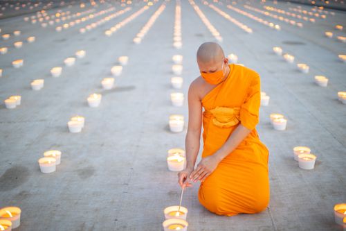 ภาพ No.29170:วันวิสาขบูชา จุดวิสาขประทีปถวายเป็นพุทธบูชา แปรอักษรเป็นภาพพระสัมมาสัมพุทธเจ้า ประสูติ ตรัสรู้ ปรินิพพาน