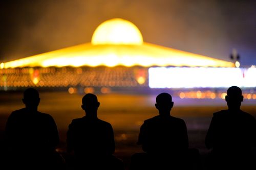 ภาพ No.29264:วันวิสาขบูชา จุดวิสาขประทีปถวายเป็นพุทธบูชา แปรอักษรเป็นภาพพระสัมมาสัมพุทธเจ้า ประสูติ ตรัสรู้ ปรินิพพาน