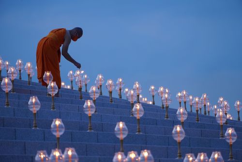 ภาพ No.29162:วันวิสาขบูชา จุดวิสาขประทีปถวายเป็นพุทธบูชา แปรอักษรเป็นภาพพระสัมมาสัมพุทธเจ้า ประสูติ ตรัสรู้ ปรินิพพาน