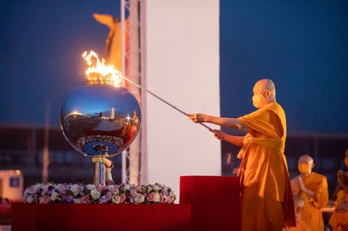 ภาพ No.29171:วันวิสาขบูชา จุดวิสาขประทีปถวายเป็นพุทธบูชา แปรอักษรเป็นภาพพระสัมมาสัมพุทธเจ้า ประสูติ ตรัสรู้ ปรินิพพาน