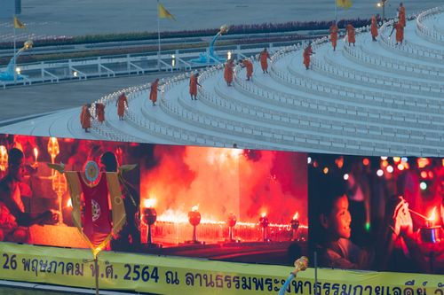 ภาพ No.29220:วันวิสาขบูชา จุดวิสาขประทีปถวายเป็นพุทธบูชา แปรอักษรเป็นภาพพระสัมมาสัมพุทธเจ้า ประสูติ ตรัสรู้ ปรินิพพาน