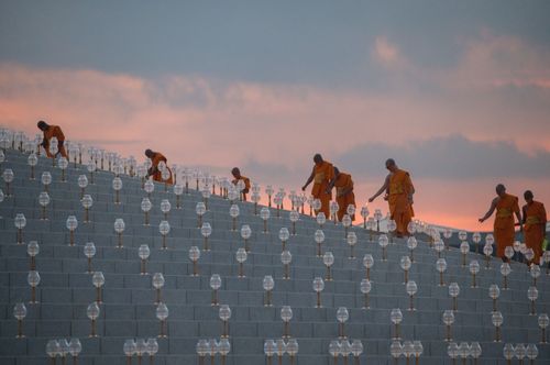 ภาพ No.29229:วันวิสาขบูชา จุดวิสาขประทีปถวายเป็นพุทธบูชา แปรอักษรเป็นภาพพระสัมมาสัมพุทธเจ้า ประสูติ ตรัสรู้ ปรินิพพาน