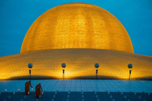 ภาพ No.29233:วันวิสาขบูชา จุดวิสาขประทีปถวายเป็นพุทธบูชา แปรอักษรเป็นภาพพระสัมมาสัมพุทธเจ้า ประสูติ ตรัสรู้ ปรินิพพาน