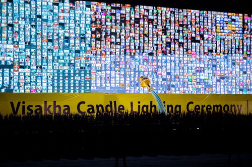 ภาพ No.29177:วันวิสาขบูชา จุดวิสาขประทีปถวายเป็นพุทธบูชา แปรอักษรเป็นภาพพระสัมมาสัมพุทธเจ้า ประสูติ ตรัสรู้ ปรินิพพาน