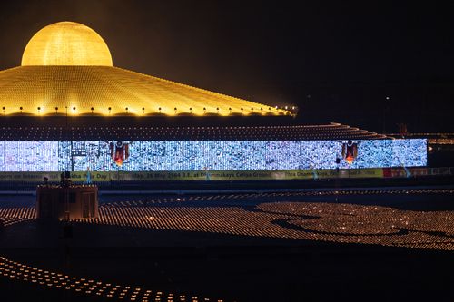 ภาพ No.29267:วันวิสาขบูชา จุดวิสาขประทีปถวายเป็นพุทธบูชา แปรอักษรเป็นภาพพระสัมมาสัมพุทธเจ้า ประสูติ ตรัสรู้ ปรินิพพาน