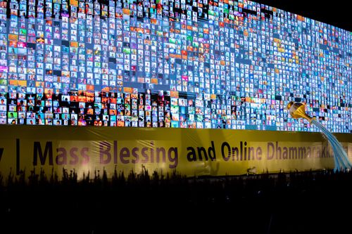 ภาพ No.29172:วันวิสาขบูชา จุดวิสาขประทีปถวายเป็นพุทธบูชา แปรอักษรเป็นภาพพระสัมมาสัมพุทธเจ้า ประสูติ ตรัสรู้ ปรินิพพาน