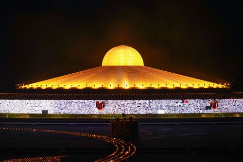 ภาพ No.29164:วันวิสาขบูชา จุดวิสาขประทีปถวายเป็นพุทธบูชา แปรอักษรเป็นภาพพระสัมมาสัมพุทธเจ้า ประสูติ ตรัสรู้ ปรินิพพาน