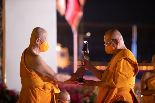 ภาพ No.29174:วันวิสาขบูชา จุดวิสาขประทีปถวายเป็นพุทธบูชา แปรอักษรเป็นภาพพระสัมมาสัมพุทธเจ้า ประสูติ ตรัสรู้ ปรินิพพาน