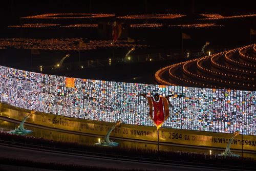 ภาพ No.29218:วันวิสาขบูชา จุดวิสาขประทีปถวายเป็นพุทธบูชา แปรอักษรเป็นภาพพระสัมมาสัมพุทธเจ้า ประสูติ ตรัสรู้ ปรินิพพาน