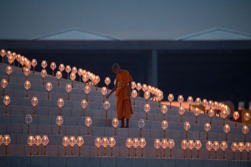 ภาพ No.29231:วันวิสาขบูชา จุดวิสาขประทีปถวายเป็นพุทธบูชา แปรอักษรเป็นภาพพระสัมมาสัมพุทธเจ้า ประสูติ ตรัสรู้ ปรินิพพาน